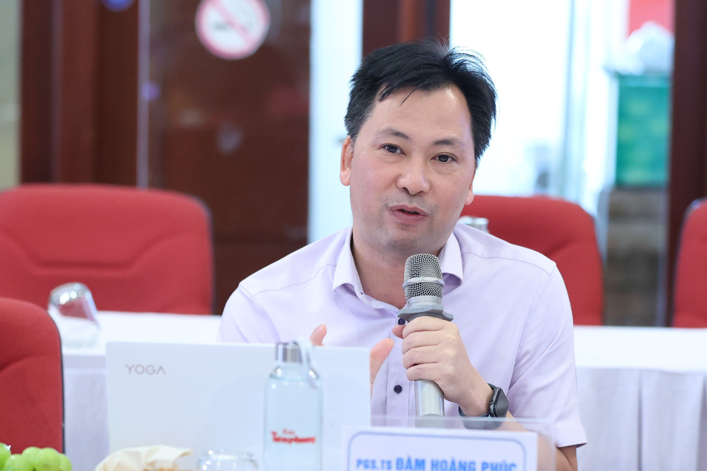 Ông Đàm Hoàng Phúc dành nhiều lời khen ngợi cho xe hydro.